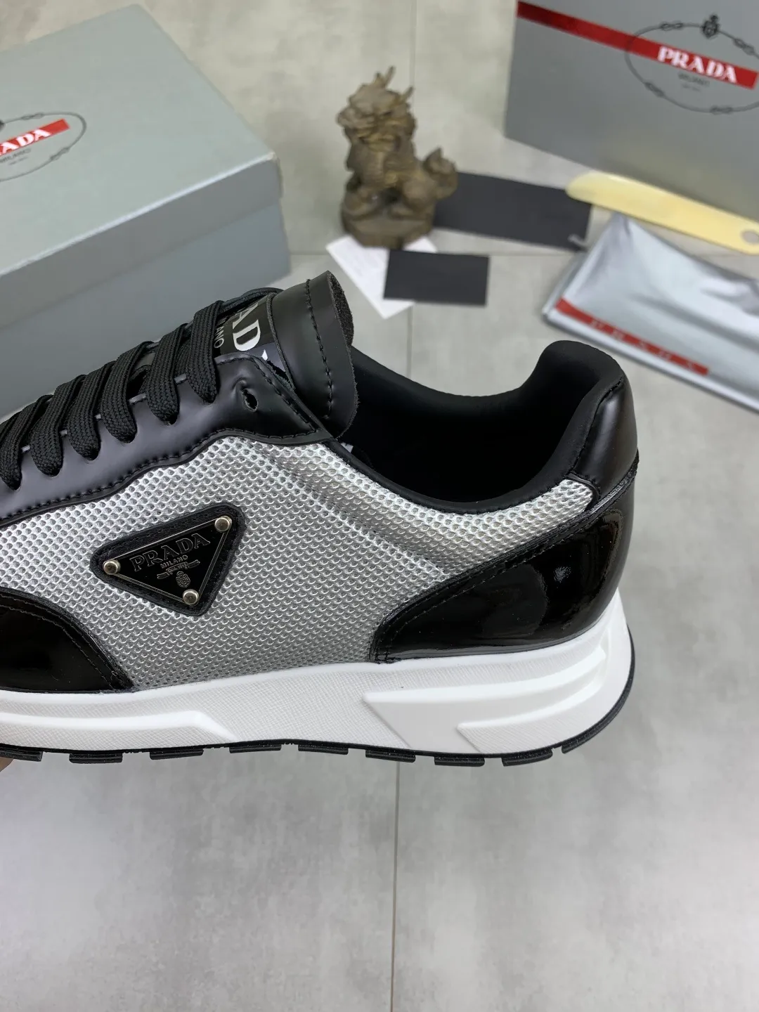 Men's Men's Shoes 💰P600 💰【New Style】 The latest model of high-quality PRADA classic men's shoes has been launched on the official website at 1:1, synchronized in Hong Kong, and on the same catwalk; all made of calfskin➕imported cowhide lining, 🍡🍡original rubber outsole, non-slip and wear-resistant; comfortable on the feet, attractive style, fine workmanship, and simple and neat shoe lasts, showing the courage and toughness of men, 👍Size: 39-44 (45 can be customized) black White color🉑️choose